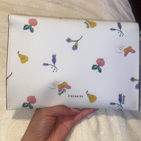 Coach Clutch Turnlock with Garden Print , Ivory color with floral print Leather - Picture 4 of 4